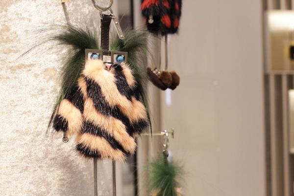 フェンディの巨大“ヒプノタイズ”が新宿伊勢丹に！シューズ＆バッグの期間限定ショップがオープン