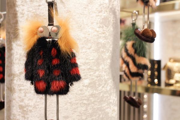 フェンディの巨大“ヒプノタイズ”が新宿伊勢丹に！シューズ＆バッグの期間限定ショップがオープン