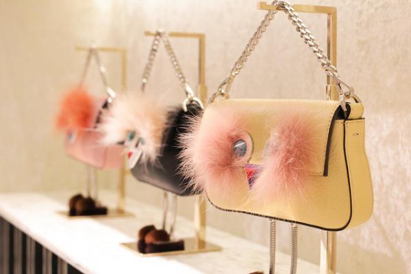 フェンディの巨大“ヒプノタイズ”が新宿伊勢丹に！シューズ＆バッグの期間限定ショップがオープン