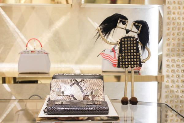 フェンディの巨大“ヒプノタイズ”が新宿伊勢丹に！シューズ＆バッグの期間限定ショップがオープン