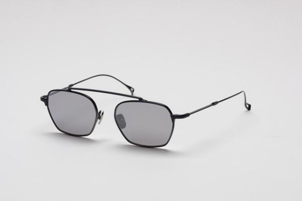 イッセイ ミヤケと金子眼鏡のシリーズ3作目、“フルメタル”のフレーム3型が発売