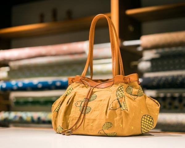 ミナ ペルホネンとアンリークイールが初コラボ。バッグと一緒に春を探しに旅へ...