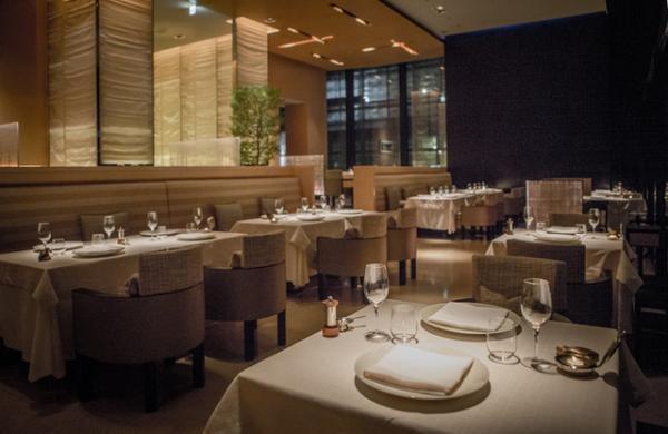 ベージュ アラン・デュカス 東京、フランボワーズの“ビュッシュ”がお土産に付いたクリスマス特別コース