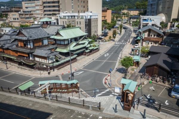 山口晃×道後温泉、アートフェスティバル「道後アート2016」で時空を超えた街歩き