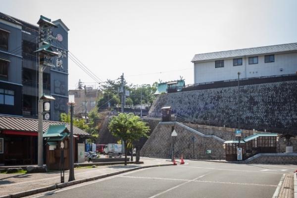 山口晃×道後温泉、アートフェスティバル「道後アート2016」で時空を超えた街歩き