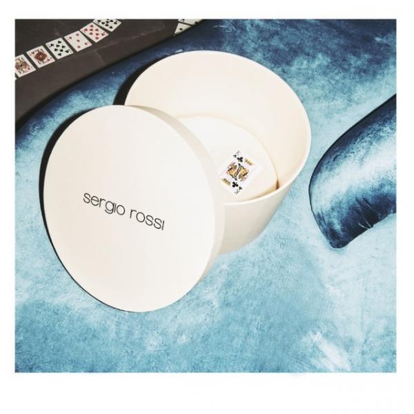 セルジオ ロッシが紡ぐ現代のおとぎ話。3人のプリンセスがシューズの製作物語を辿るショートムービー