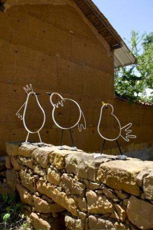 マルニが運ぶ幸せの鳥。新宿伊勢丹ポップアップにこの冬限定オブジェやブローチ、ホームコレクションがそろう