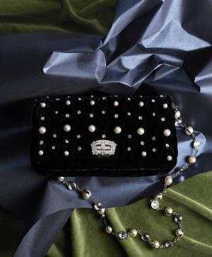 ミュウミュウが魔法のような色彩やジュエリーで彩られたクリスマスコレクションを発売