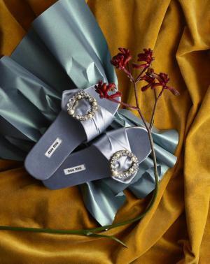 ミュウミュウが魔法のような色彩やジュエリーで彩られたクリスマスコレクションを発売