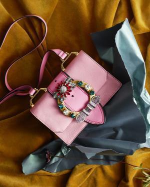 ミュウミュウが魔法のような色彩やジュエリーで彩られたクリスマスコレクションを発売