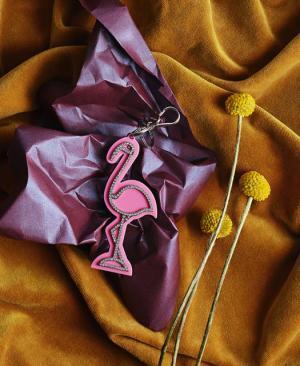 ミュウミュウが魔法のような色彩やジュエリーで彩られたクリスマスコレクションを発売