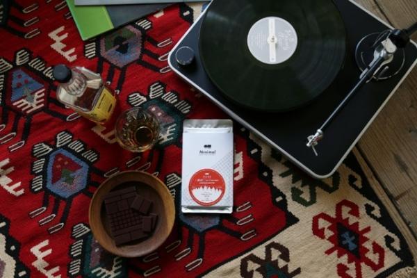 チョコにスマホをかざすと音楽が流れる！ARを使ったMinimalのクリスマス新サービス