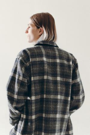 オープニングセレモニーでメイデンノアール×バンズとのコラボシューズを世界に先駆け発売