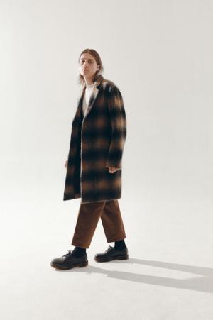 オープニングセレモニーでメイデンノアール×バンズとのコラボシューズを世界に先駆け発売