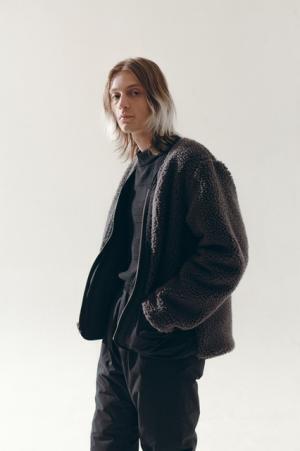 オープニングセレモニーでメイデンノアール×バンズとのコラボシューズを世界に先駆け発売