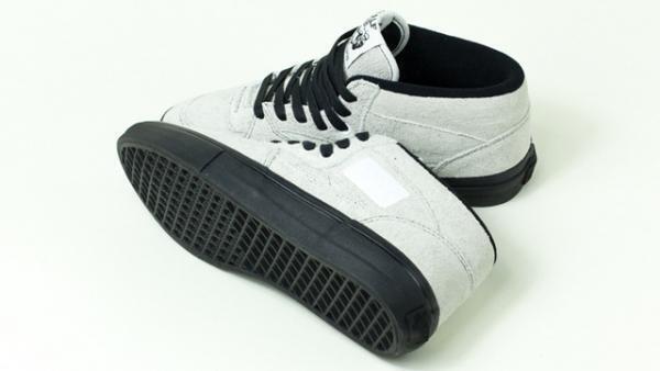 オープニングセレモニーでメイデンノアール×バンズとのコラボシューズを世界に先駆け発売