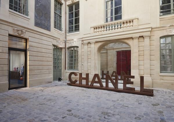 シャネルがパリにあるフランスの国家遺産施設に、2軒のポップアップブティックをオープン