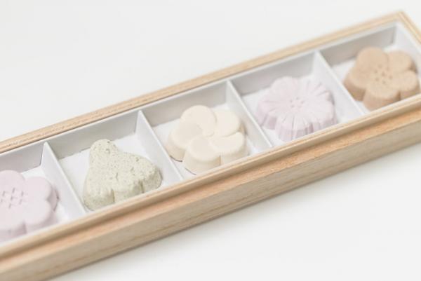 鹿児島睦の作品が干菓子に、太宰府天満宮の公式土産「梅とうぐいす」が期間限定先行販売中