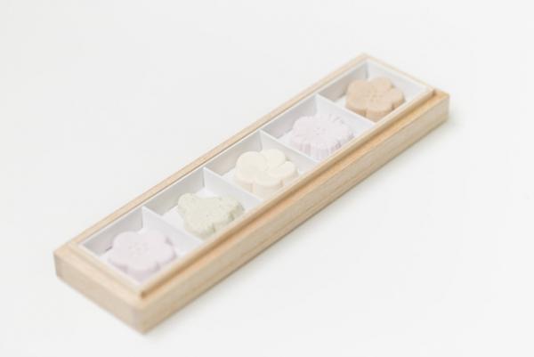 鹿児島睦の作品が干菓子に、太宰府天満宮の公式土産「梅とうぐいす」が期間限定先行販売中