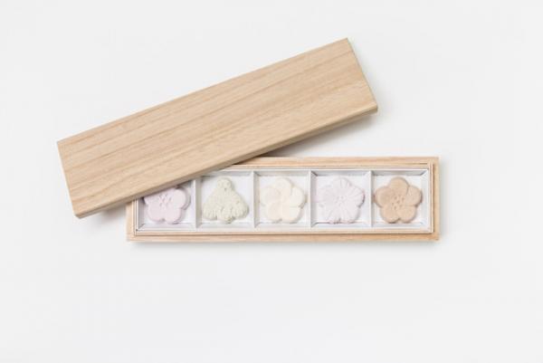 鹿児島睦の作品が干菓子に、太宰府天満宮の公式土産「梅とうぐいす」が期間限定先行販売中