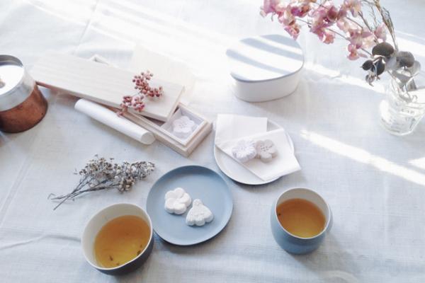 鹿児島睦の作品が干菓子に、太宰府天満宮の公式土産「梅とうぐいす」が期間限定先行販売中