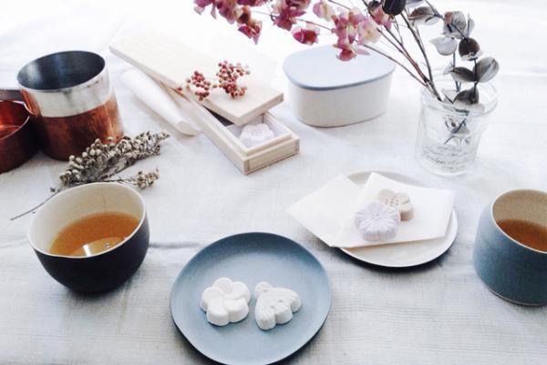 鹿児島睦の作品が干菓子に、太宰府天満宮の公式土産「梅とうぐいす」が期間限定先行販売中