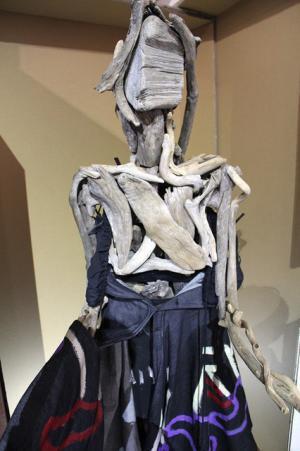 山本耀司、世界をつなぐにはアートしかない。「画と機 山本耀司・朝倉優佳」展が開幕【レポート】