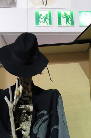 山本耀司、世界をつなぐにはアートしかない。「画と機 山本耀司・朝倉優佳」展が開幕【レポート】