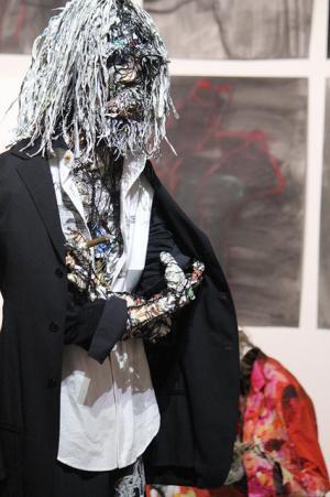 山本耀司、世界をつなぐにはアートしかない。「画と機 山本耀司・朝倉優佳」展が開幕【レポート】