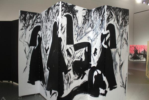 山本耀司、世界をつなぐにはアートしかない。「画と機 山本耀司・朝倉優佳」展が開幕【レポート】