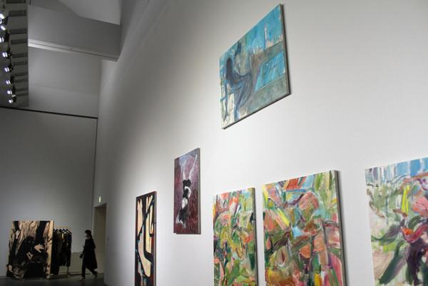 山本耀司、世界をつなぐにはアートしかない。「画と機 山本耀司・朝倉優佳」展が開幕【レポート】