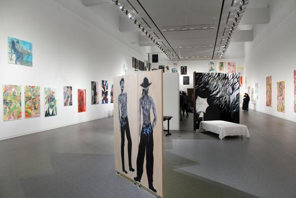 山本耀司、世界をつなぐにはアートしかない。「画と機 山本耀司・朝倉優佳」展が開幕【レポート】