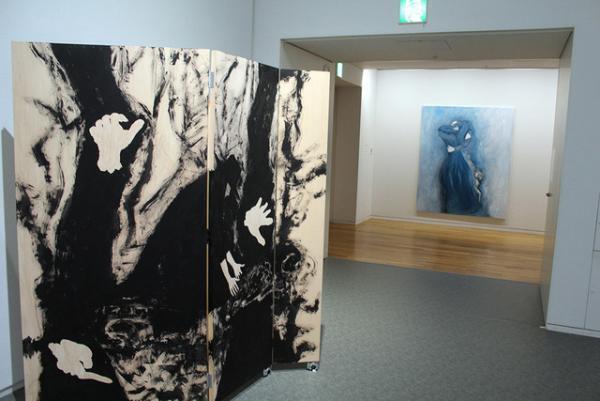 山本耀司、世界をつなぐにはアートしかない。「画と機 山本耀司・朝倉優佳」展が開幕【レポート】