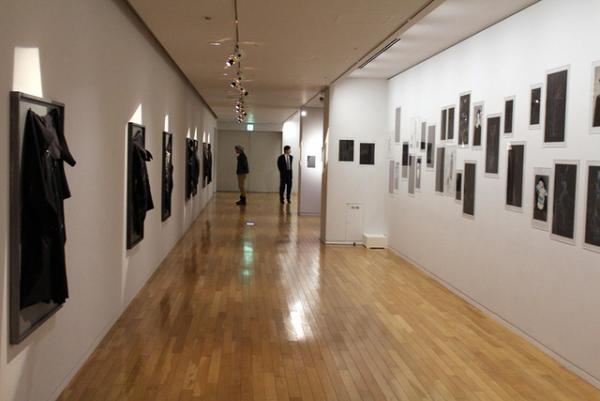 山本耀司、世界をつなぐにはアートしかない。「画と機 山本耀司・朝倉優佳」展が開幕【レポート】