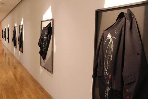 山本耀司、世界をつなぐにはアートしかない。「画と機 山本耀司・朝倉優佳」展が開幕【レポート】