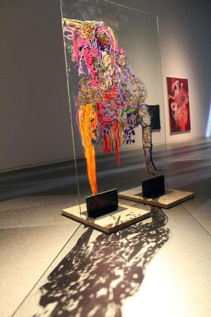 山本耀司、世界をつなぐにはアートしかない。「画と機 山本耀司・朝倉優佳」展が開幕【レポート】