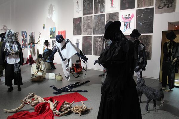 山本耀司、世界をつなぐにはアートしかない。「画と機 山本耀司・朝倉優佳」展が開幕【レポート】