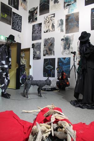 山本耀司、世界をつなぐにはアートしかない。「画と機 山本耀司・朝倉優佳」展が開幕【レポート】