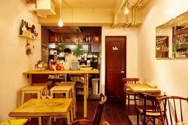 自然派ワインとパフェを愉しむ下北沢の新名所ノイエ【パフェの名店_05】