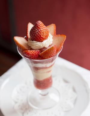 苺だらけの特別な2日間！資生堂パーラーから15品種の苺がそれぞれ主役になった15種のパフェ登場