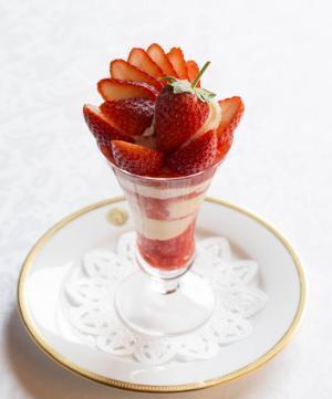 苺だらけの特別な2日間！資生堂パーラーから15品種の苺がそれぞれ主役になった15種のパフェ登場