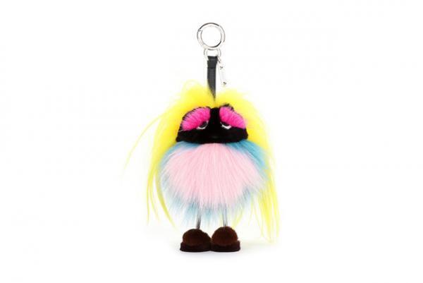 フェンディのファーチャームに新ファミリー！ポンポンボディにゲジゲジ眉毛の「フェンディ ワンダーズ」