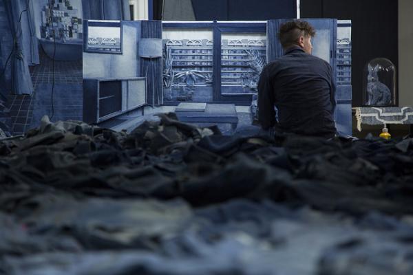 まるで写真や絵画？デニムを材料にしたイギリス人アーティストによるインディゴアート！