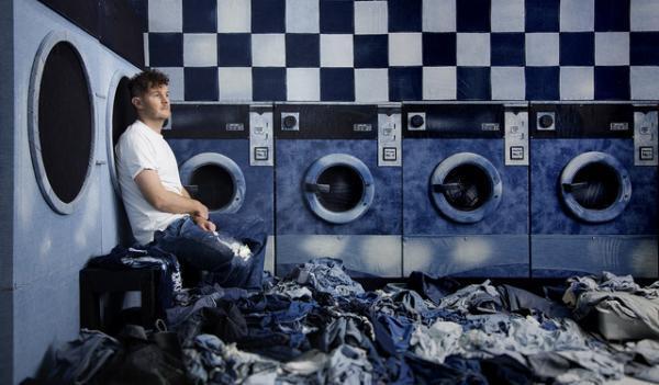 まるで写真や絵画？デニムを材料にしたイギリス人アーティストによるインディゴアート！