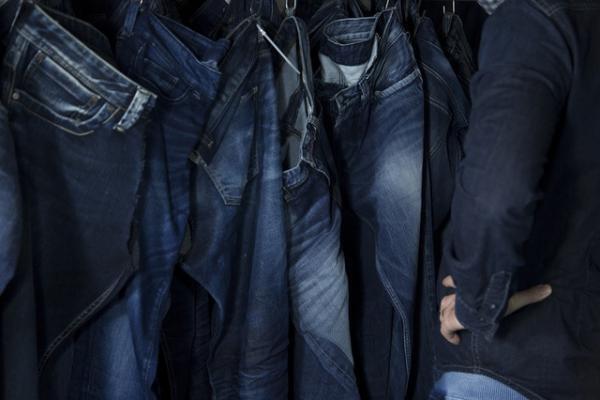 まるで写真や絵画？デニムを材料にしたイギリス人アーティストによるインディゴアート！