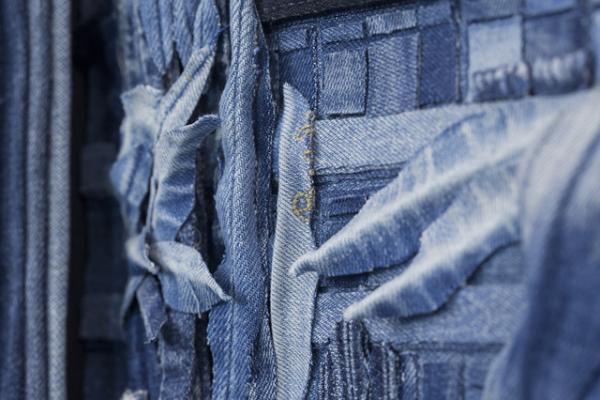 まるで写真や絵画？デニムを材料にしたイギリス人アーティストによるインディゴアート！