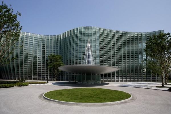 国立新美術館が開館10周年！記念ビジュアルはSPREADが担当