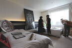 ホテル客室がギャラリーに。現代アートフェア、大阪で開催