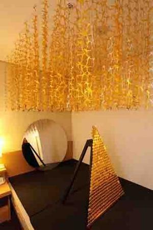 ホテル客室がギャラリーに。現代アートフェア、大阪で開催