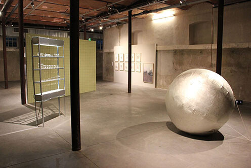 ホテル客室がギャラリーに。現代アートフェア、大阪で開催